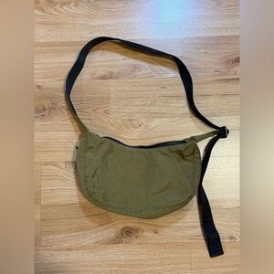 BAGGU Small Crescent bag in Seaweed